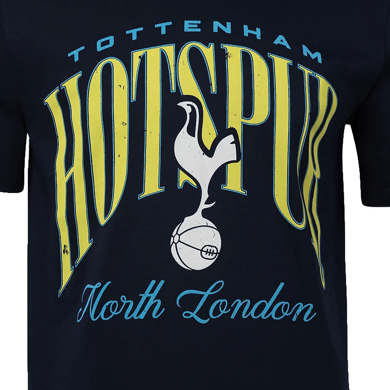T-shirt graphique Sport Design Suède bleu marine Tottenham Hotspur Hometown Hero pour homme