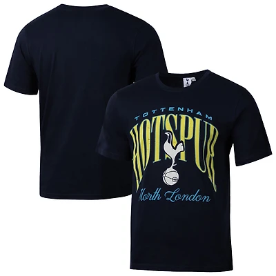 T-shirt graphique Sport Design Suède bleu marine Tottenham Hotspur Hometown Hero pour homme