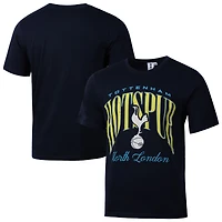 T-shirt graphique Sport Design Suède bleu marine Tottenham Hotspur Hometown Hero pour homme