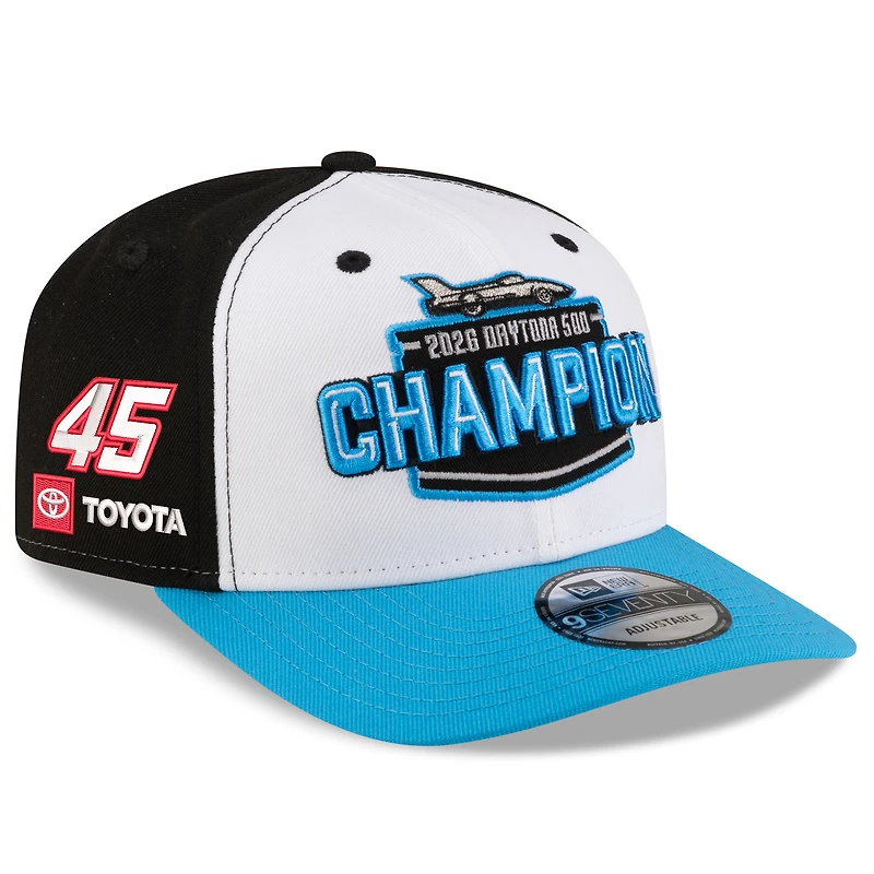 Casquette ajustable New Era blanche et bleue pour homme Tyler Reddick, champion du Daytona 500 2026, modèle 9SEVENTY