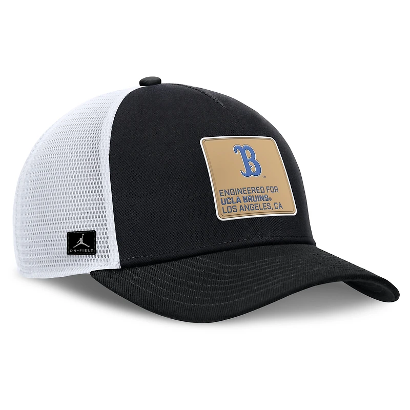 Casquette ajustable Jordan Brand noire/blanche pour homme, modèle UCLA Bruins 2025 On-Field Rise Engineered Trucker