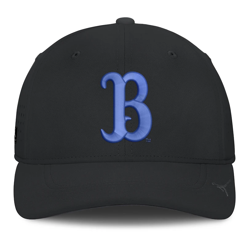 Casquette Jordan Brand noire pour homme, modèle UCLA Bruins 2026 Sideline Practice AeroBill Swooshflex Dri-FIT