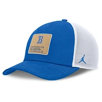 Casquette ajustable Jordan Brand bleu/blanc UCLA Bruins 2025 On-Field Rise Engineered Trucker pour homme