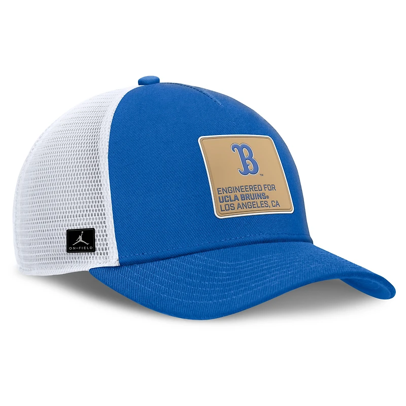 Casquette ajustable Jordan Brand bleu/blanc UCLA Bruins 2025 On-Field Rise Engineered Trucker pour homme