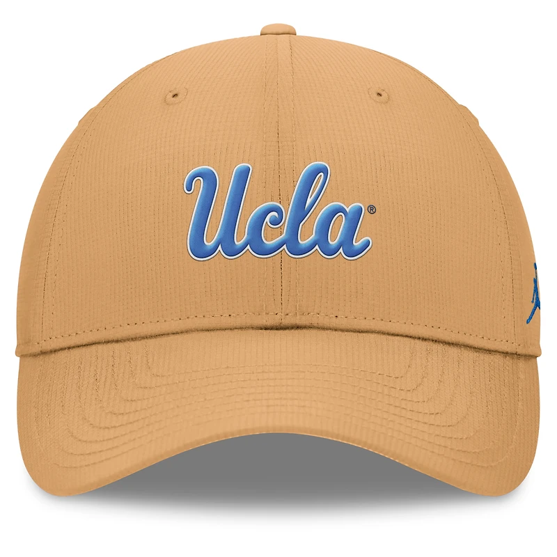 Casquette ajustable kaki Jordan Brand UCLA Bruins 2024 pour hommes, performance sur le terrain