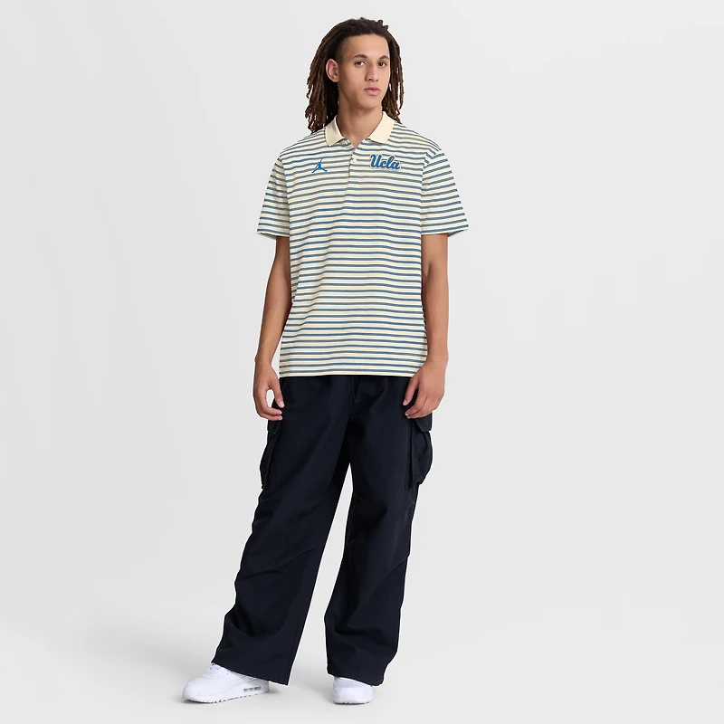 Polo rayé Dri-FIT pour homme Jordan Brand beige/bleu avec logo principal des Bruins de l'UCLA