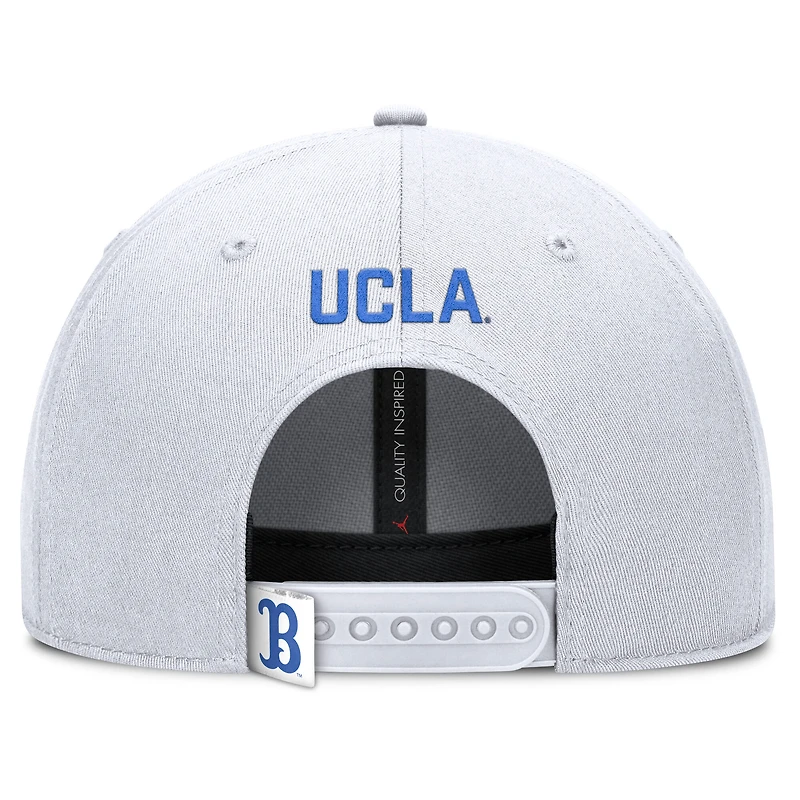 Casquette ajustable Jordan Brand blanche UCLA Bruins 2025 On-Field Rise Performance pour homme
