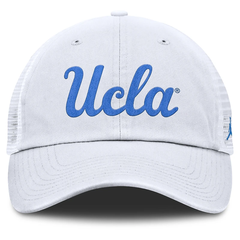 Casquette ajustable Jordan Brand blanche pour homme, modèle Campus Trucker des Bruins de l'UCLA