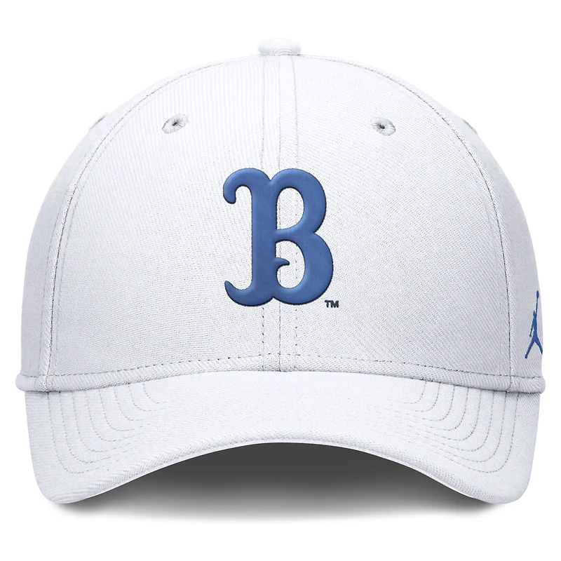 Casquette Jordan Brand blanche pour homme, modèle Rise Swoosh des UCLA Bruins, technologie Dri-FIT Flex