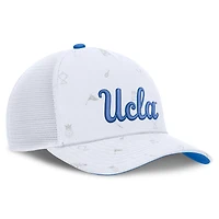Casquette unisexe Jordan Brand blanche UCLA Bruins Country Club Golfin' Rise Trucker ajustable