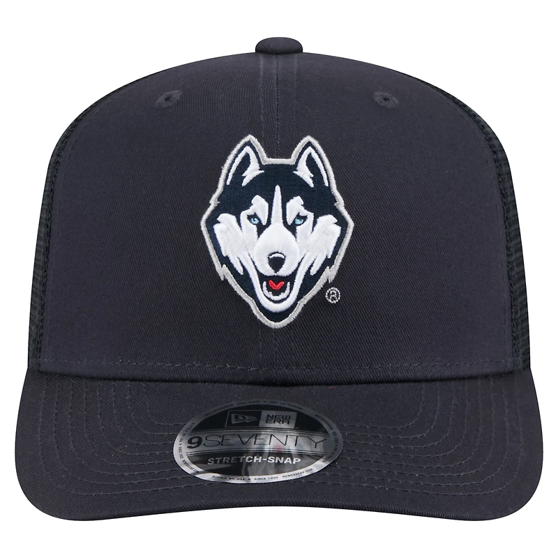 Casquette camionneur extensible à boutons-pression New Era bleu marine UConn Huskies Primary 9SEVENTY pour homme
