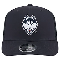 Casquette camionneur extensible à boutons-pression New Era bleu marine UConn Huskies Primary 9SEVENTY pour homme