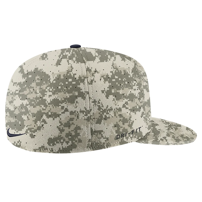 Casquette ajustée Nike Camo UConn Huskies Aero True Baseball Performance pour hommes