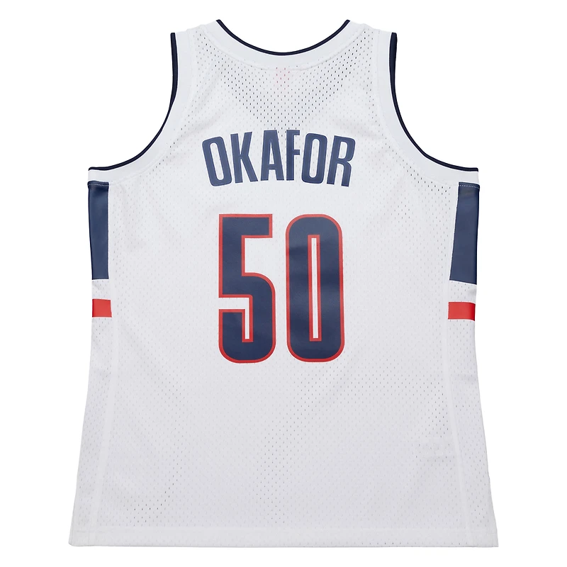 Maillot réplique pour homme UConn Huskies Emeka Okafor Mitchell & Ness blanc 2001/02 Swingman