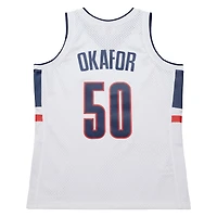 Maillot réplique pour homme UConn Huskies Emeka Okafor Mitchell & Ness blanc 2001/02 Swingman