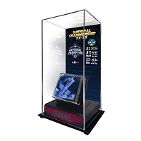 Grande vitrine de présentation des Huskies de l'UConn, champions nationaux de basketball féminin de la NCAA 2025, avec confettis utilisés lors du match