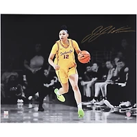 Photo dédicacée de JuJu Watkins (USC Trojans) en plein dribble (40 x 50 cm) - Signature à l'encre dorée