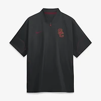 Veste de coach Nike USC Trojans 2026 Sideline noire pour homme, manches courtes et fermeture éclair au quart.
