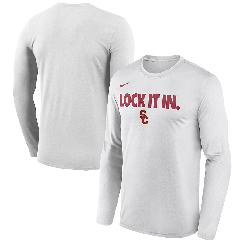 T-shirt à manches longues Nike blanc USC Trojans 2026 pour homme, porté sur le banc de touche.