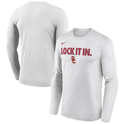 T-shirt à manches longues Nike blanc USC Trojans 2026 pour homme, porté sur le banc de touche.