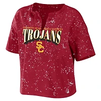 Femme WEAR by Erin Andrews Cardinal USC Trojans Bleach Wash Splatter T-shirt court à col cranté