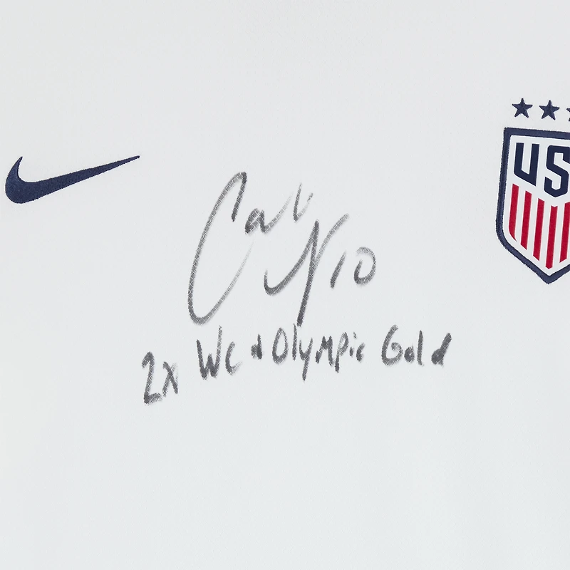 Maillot Nike blanc 2024 autographié par Carli Lloyd de l'USWNT avec inscription « Double championne du monde et championne olympique » - Signature sur le devant