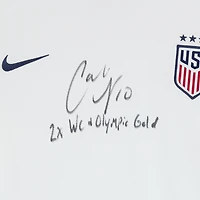 Maillot Nike blanc 2024 autographié par Carli Lloyd de l'USWNT avec inscription « Double championne du monde et championne olympique » - Signature sur le devant