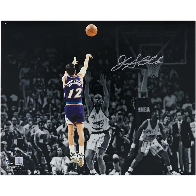 Photo dédicacée par John Stockton (Utah Jazz), format 40 x 50 cm, prise lors du match 6 des finales de la Conférence Ouest de 1997 (tir victorieux).