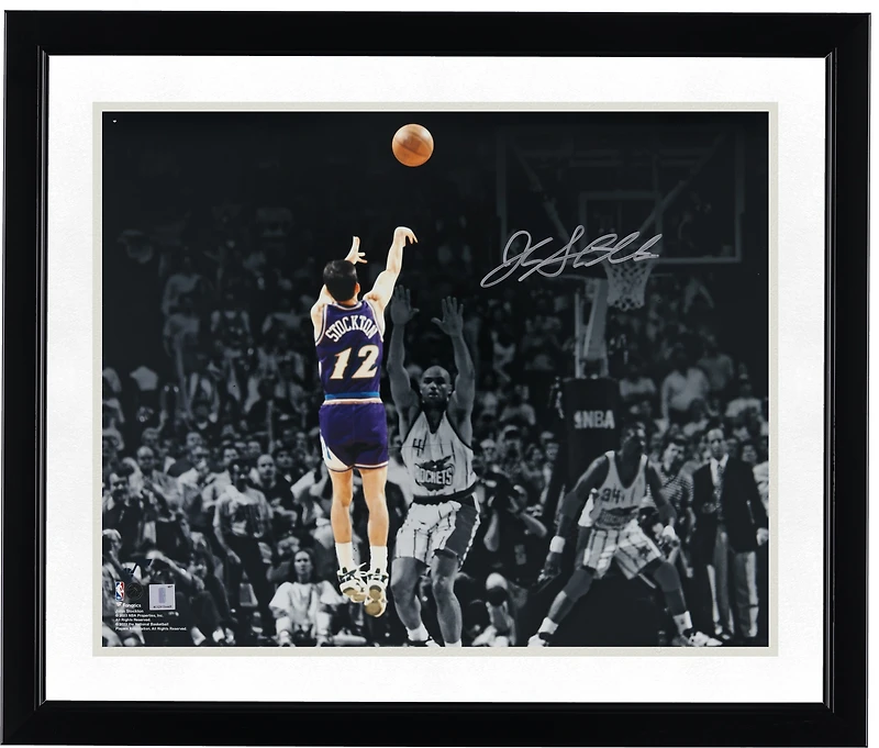 Photo dédicacée par John Stockton (Utah Jazz), format 40 x 50 cm, prise lors du match 6 des finales de la Conférence Ouest de 1997 (tir victorieux).