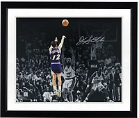 Photo dédicacée par John Stockton (Utah Jazz), format 40 x 50 cm, prise lors du match 6 des finales de la Conférence Ouest de 1997 (tir victorieux).