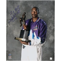 Photo dédicacée de Karl Malone (Utah Jazz) - 40 x 50 cm (16 x 20 pouces) - tenant le trophée de MVP - avec l'inscription « 2X MVP ».
