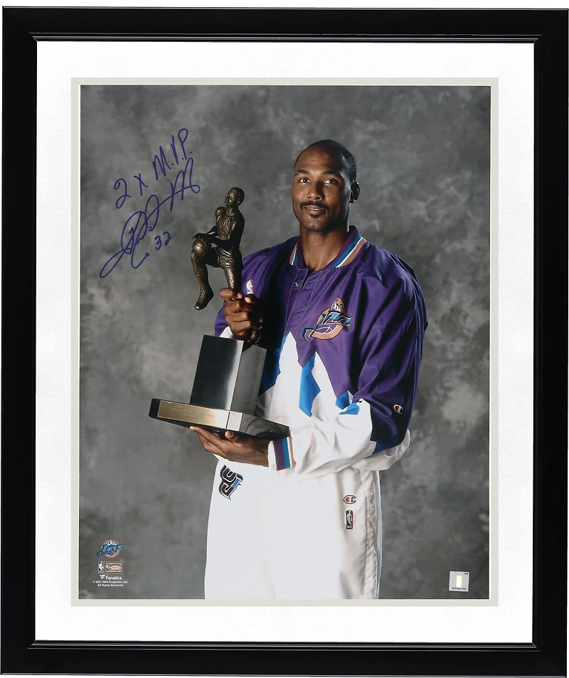 Photo dédicacée de Karl Malone (Utah Jazz) - 40 x 50 cm (16 x 20 pouces) - tenant le trophée de MVP - avec l'inscription « 2X MVP ».