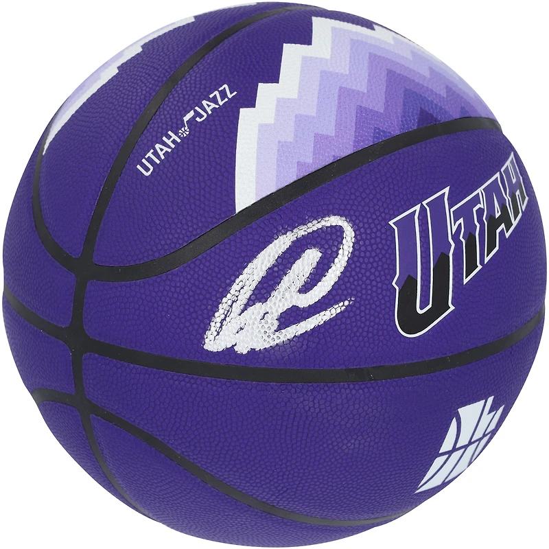 Ballon de basket-ball Wilson City Collector 2023-24 autographié par Lauri Markkanen du Utah Jazz