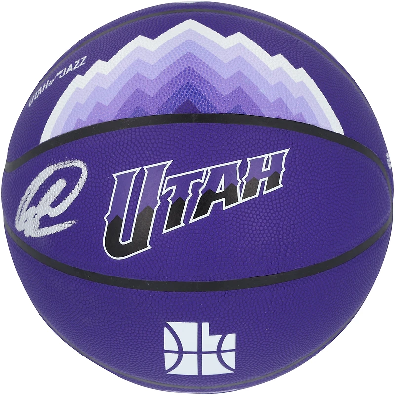 Ballon de basket-ball Wilson City Collector 2023-24 autographié par Lauri Markkanen du Utah Jazz