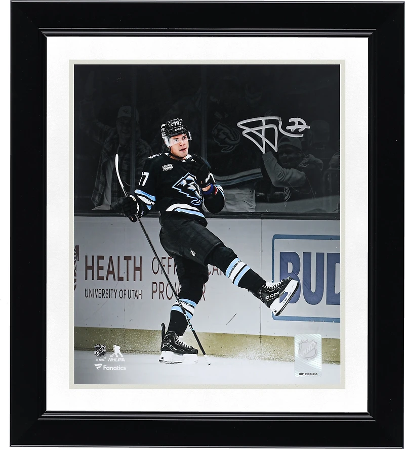 Photo dédicacée de JJ Peterka (Utah Mammoth) - Maillot noir 8" x 10" - Mise en avant