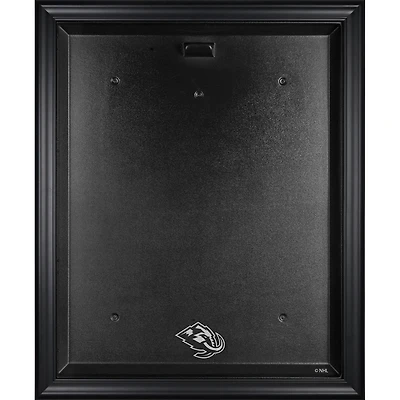 Vitrine avec logo encadré noir des maillots des Mammoth de l'Utah