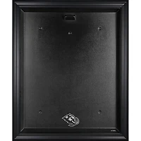 Vitrine avec logo encadré noir des maillots des Mammoth de l'Utah