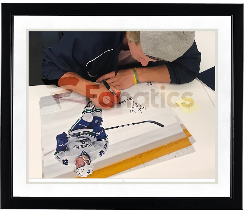 Photo de patinage autographiée de Brock Boeser (Canucks de Vancouver) de ses débuts dans la LNH (40,6 x 50,8 cm) avec inscription « Débuts dans la LNH le 25/03/2017 ».