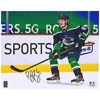 Photographie de patinage autographiée de Brock Boeser des Canucks de Vancouver en maillot rétro inversé de 16 po x 20 po