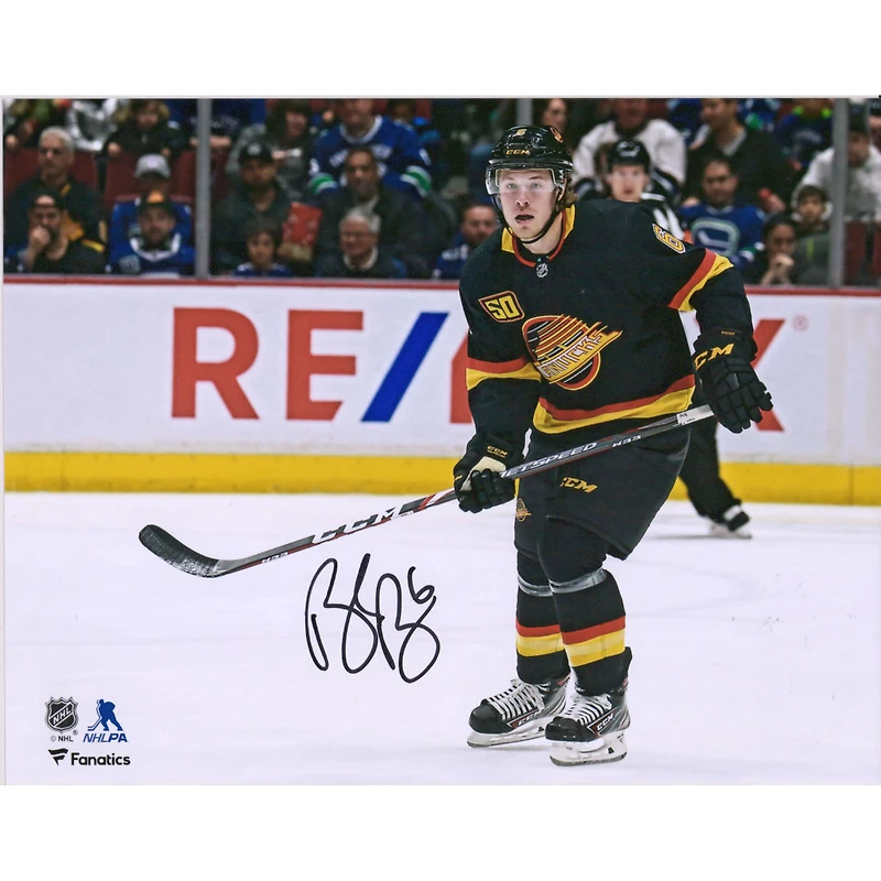 Brock Boeser Vancouver Canucks dédicacé 8" x 10" Photographie de patinage en jersey noir