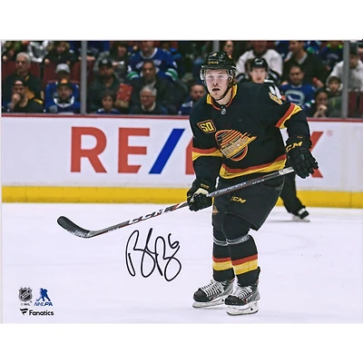 Brock Boeser Vancouver Canucks dédicacé 8" x 10" Photographie de patinage en jersey noir