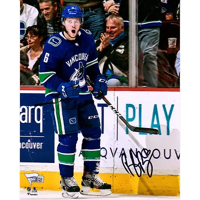 Photo de célébration autographiée de Brock Boeser, joueur des Canucks de Vancouver (8 po x 10 po), avec son chandail bleu