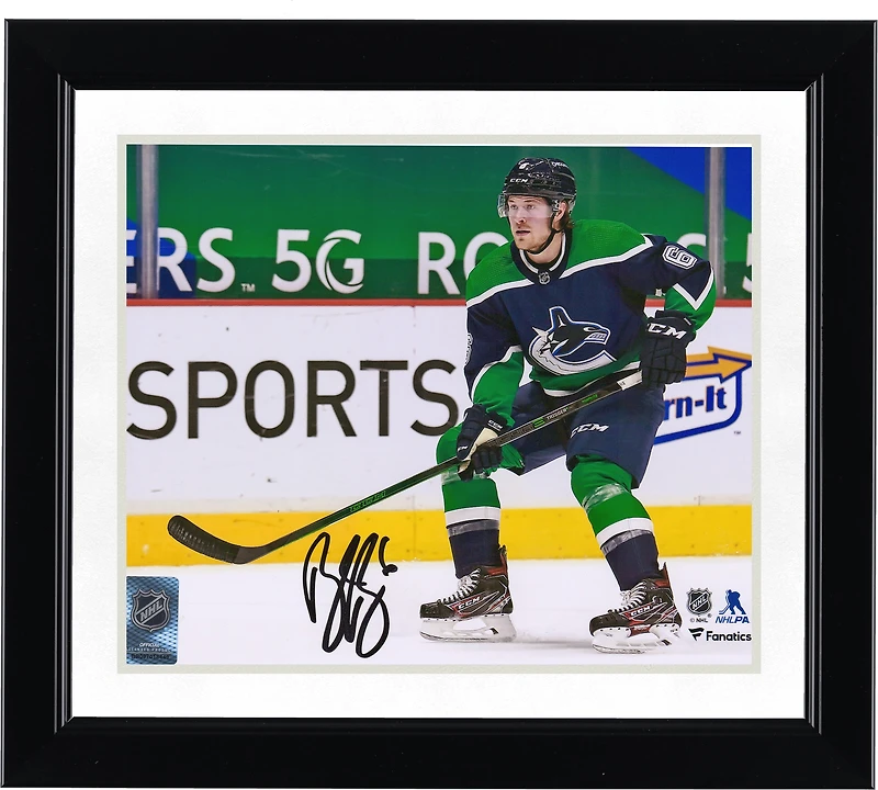 Photographie de patinage autographiée de 8" x 10" de Brock Boeser, maillot rétro inversé des Canucks de Vancouver