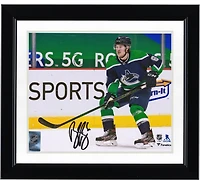 Photographie de patinage autographiée de 8" x 10" de Brock Boeser, maillot rétro inversé des Canucks de Vancouver