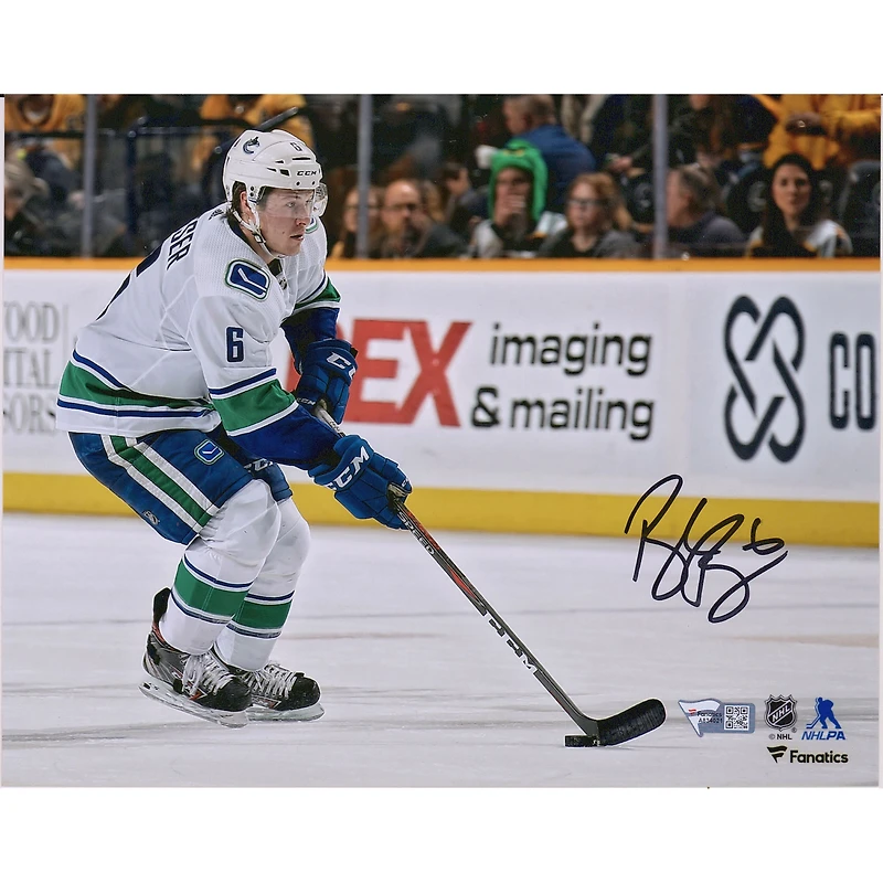 Photo autographiée de Brock Boeser, joueur des Canucks de Vancouver, en train de patiner avec la rondelle (8 po x 10 po)