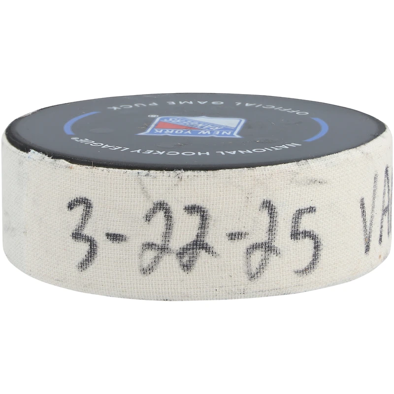 Rondelle de but utilisée par Brock Boeser lors du match des Canucks de Vancouver contre les Rangers de New York, le 22 mars 2025