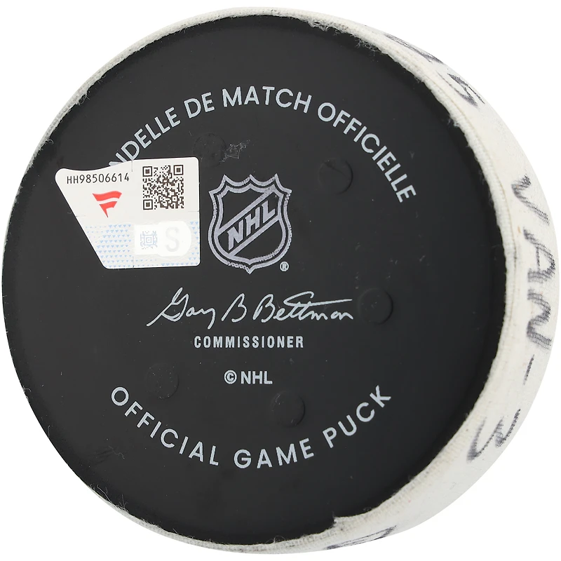 Rondelle de but utilisée par Brock Boeser lors du match des Canucks de Vancouver contre les Rangers de New York, le 22 mars 2025