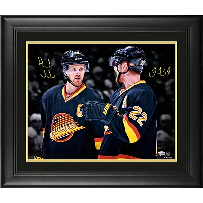 Photo encadrée et autographiée de Daniel Sedin et Henrik Sedin, joueurs des Canucks de Vancouver, sur un maillot rétro (40 x 50 cm).