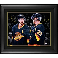 Photo encadrée et autographiée de Daniel Sedin et Henrik Sedin, joueurs des Canucks de Vancouver, sur un maillot rétro (40 x 50 cm).