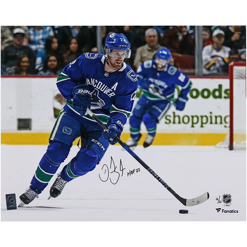 Photo de patinage autographiée de Daniel Sedin (Canucks de Vancouver), 40,6 x 50,8 cm, en maillot bleu, avec inscription « HOF 22 » - Édition limitée à 22 exemplaires